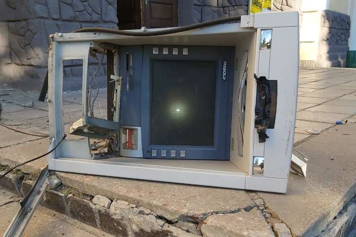 Невідомі підірвали банкомат у селищі Рогань на Харківщині (фото)