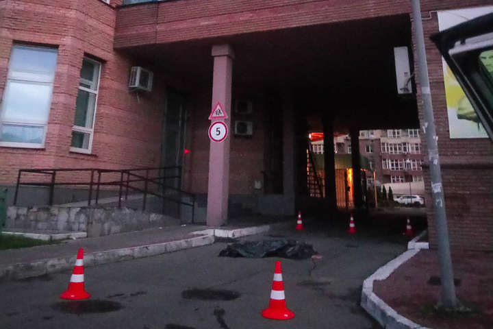 Трагедія у Києві: жінка залишила записку і відеозвернення та вистрибнула з 14-го поверху (фото)