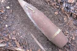 Небезпечні знахідки: у Києві виявили міну і снаряд