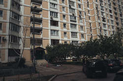 Чоловік впав на асфальт під під'їздом