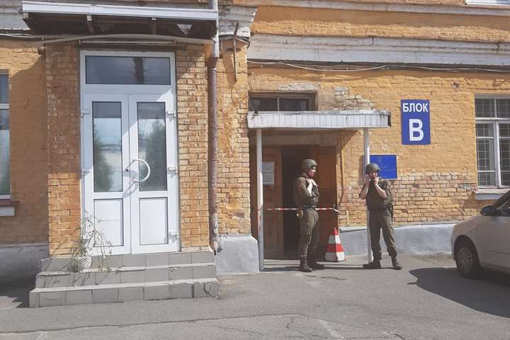 З Окружного адмінсуду Києва евакуювали людей: у приміщенні шукають бомбу