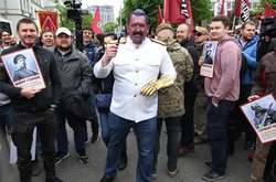  Максим Діжечко, ГО «Демократична сокира орди», в образі Сталіна на акції 9 травня у Києві 