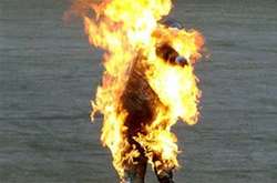 В Ужгороді біля прокуратури чоловік підпалив себе: свідки розповіли подробиці