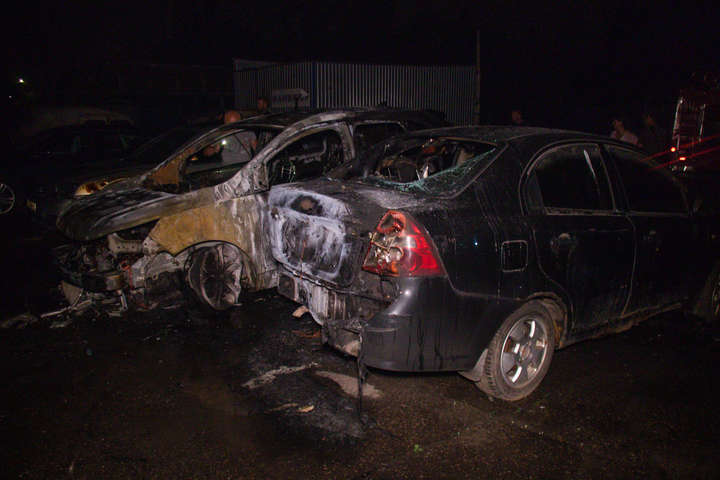 Вночі у Києві сталася велика пожежа: дотла згорів ангар колишньої автобази і три машини (фото, відео)