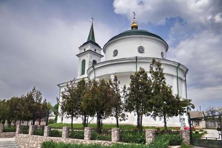 На Київщині від удару блискавки загорілася старовинна церква 