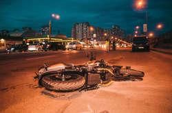 На Дніпровській набережній не поділили дорогу Volvo і мотоцикл (фото, відео)