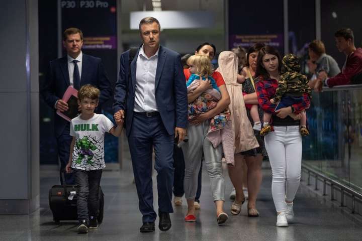 10 детей, мать которых арестована в Грузии, вернулись в Украину