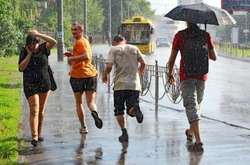 Вихідні в Україні будуть спекотними, але з грозами 