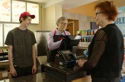 Богатейшие люди планеты примерили на себя роль кассиров в обычной закусочной