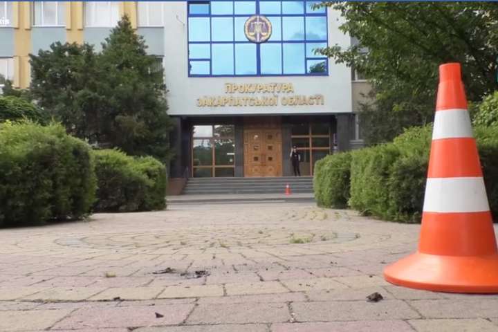 Чоловік, який підпалив себе під прокуратурою в Ужгороді, помер в лікарні