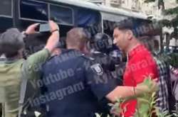 Поліція затримала тітушок біля кінотеатру