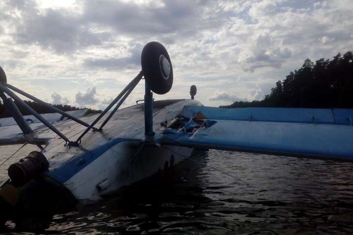 Падіння літака Ан-2 в озеро: двох постраждалих госпіталізували