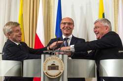  Голова Верховної Ради України Андрій Парубій (посередині), голова Сейму Литви Вікторас Пранцкєтіс (ліворуч), маршалок Сенату Польщі Станіслав Карчевський (праворуч) під час спільного підходу до преси в рамках Десятої сесії Міжпарламентської асамблеї