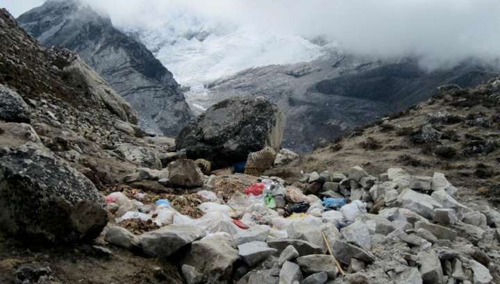 На Евересті зібрали 11 тонн сміття