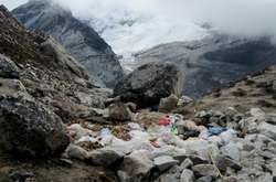На Евересті зібрали 11 тонн сміття