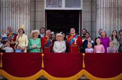 Опубликованы первые официальные фото с дня рождения Елизаветы II