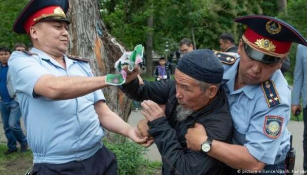 Вибори у Казахстані: поліція затримала вже близько 500 учасників протесту
