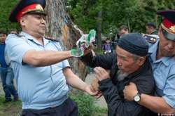 Вибори у Казахстані: поліція затримала вже близько 500 учасників протесту