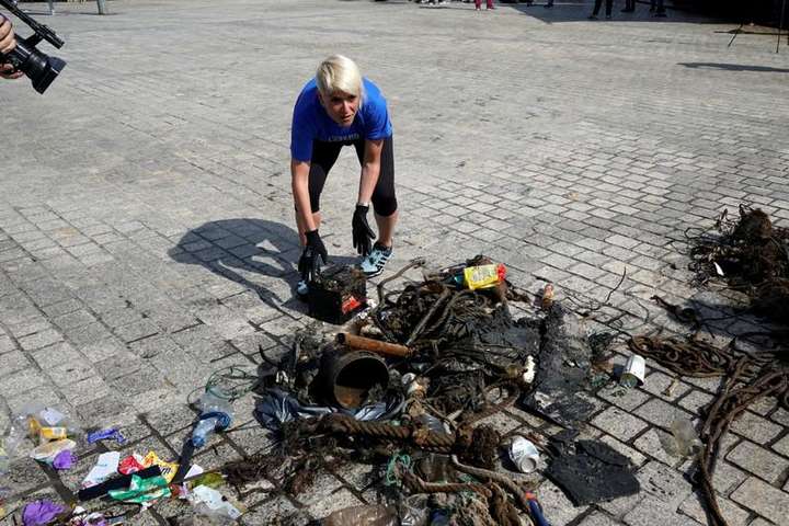 Тисячі волонтерів очистили від пластику узбережжя на півночі Іспанії