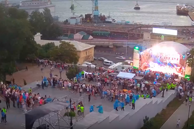 В Одесі під час концерту партії «Довіряй ділам» рухнула конструкція