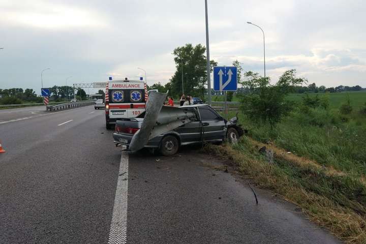 Жахлива ДТП під Києвом: відбійник наскрізь проткнув авто (фото)