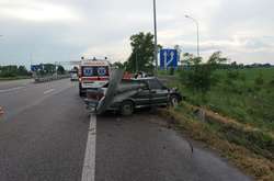 Жахлива ДТП під Києвом: відбійник наскрізь проткнув авто (фото)