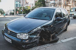 У Volkswagen розбитий лівий бік, а переднє ліве колесо зі стійкою буквально вирвало назовні