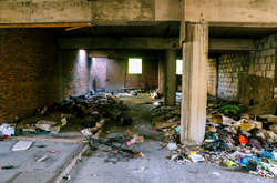 У покинутій будівлі у Києві знайшли тіло чоловіка із запискою поряд (фото, відео)