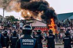 Ультрас «Карпат» спалили трибуну на луцькому стадіоні (фото і відео)