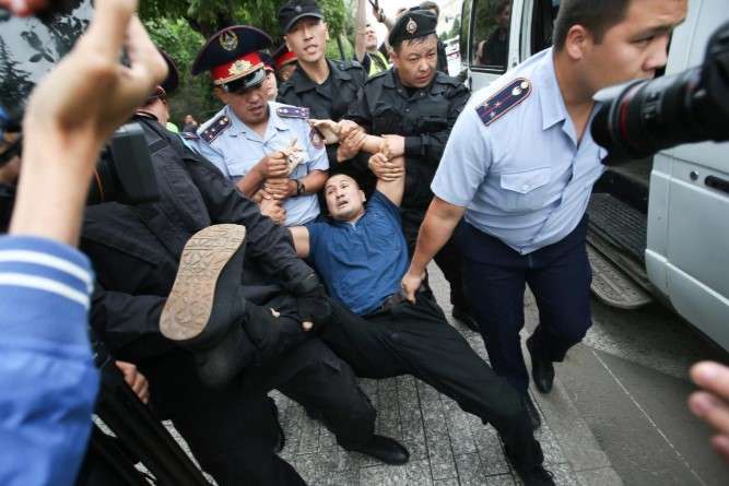 У Казахстані протестують проти результатів виборів президента, сто людей затримані