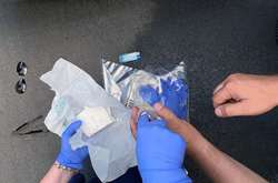 У ході проведення обшуку в салоні автомобіля зловмисник викинув пакунок з 200 грамами порошкоподібної речовини