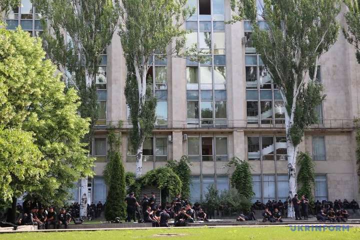 Будівлю уряду Молдови оточила поліція (фото)