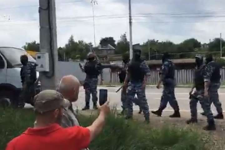 Обшуки в Криму: окупанти затримали вісьмох кримських татар 