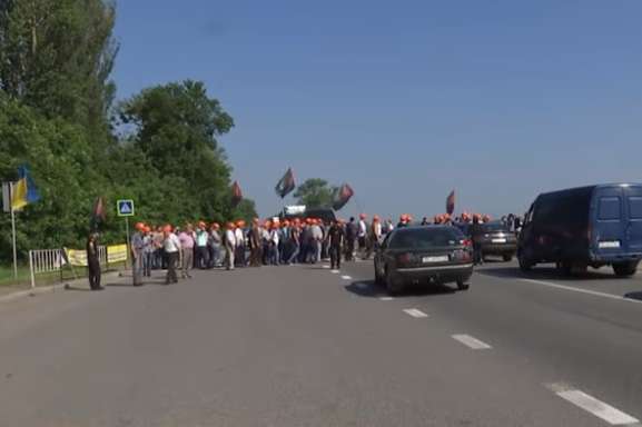 На Львівщині гірники перекрили трасу через невиплату зарплат
