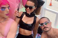 Латексный наряд, стразы и большой бант: Кейт Бекинсейл приняла участие в параде ЛГБТ-меньшинств