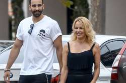 Памелу Андерсон застукали на прогулке с возлюбленным в Малибу