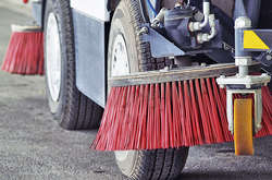 Дорожники показали, як цілодобово прибирають вулиці Києва (відео)