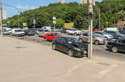 З невідомих поки що причин автомобіль виїхав за межі проїжджої частини і врізався у стовп