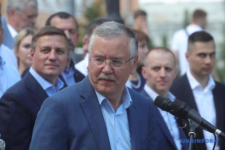 <span>Анатолій Гриценко, лідер партії «Громадянська позиція»</span> - Гриценко показав усіх кандидатів в нардепи: майже 170 у списку і 39 мажоритарників