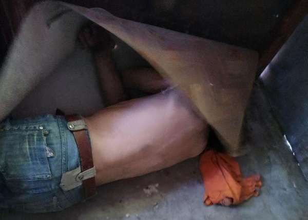 Хатній злодюжка у Дніпрі намагався сховатися від поліції під лінолеумом (фото) 