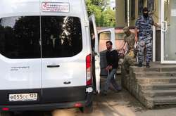  Затриманого кримського татарина Ескендера Сулейманова виводять з будівлі суду, Сімферополь, 10 червня 2019 року 