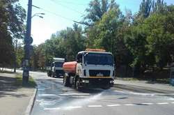 Через спеку вулиці Києва посилено поливають водою (відео)
