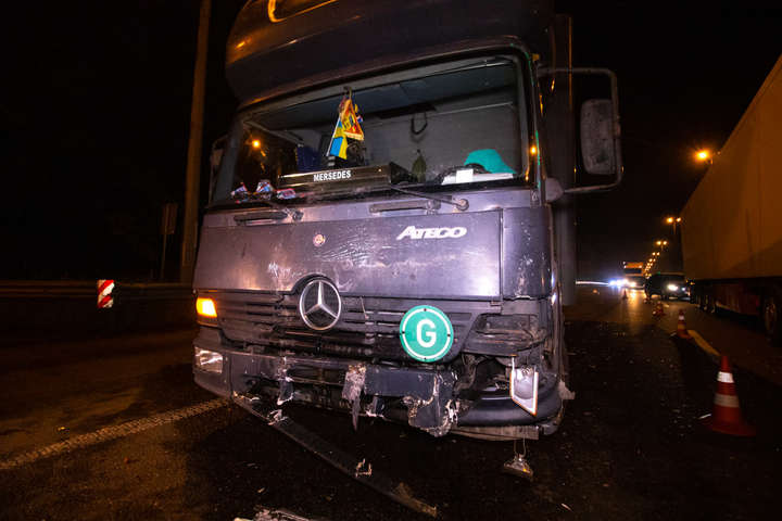 На в’їзді у Київ вантажівка протаранила два легковики (фото, відео)
