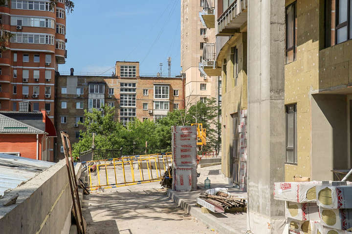 На будівництві у Києві впали з висоти троє робітників (фото, відео)