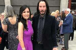 Поклонники Киану Ривза пытаются понять, почему он никогда не обнимается 