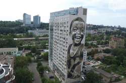 Мурал «Просте щастя» на стіні будинку на вулиці Ямській, 35/34