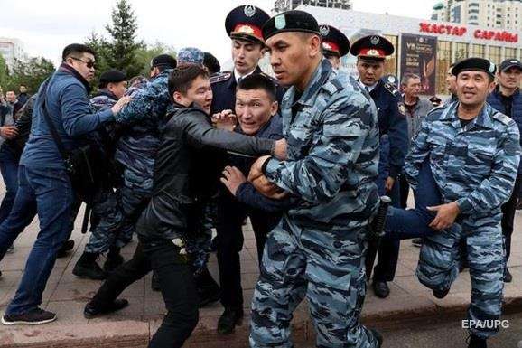 У Казахстані під час акцій протесту затримали близько 700 осіб