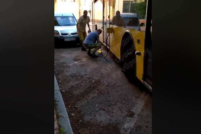 Водіїв «Київпастрансу» зловили на крадіжці пального з автобусів (відео)