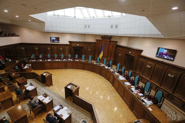 Розпуск Ради Зеленським: Конституційний суд пішов на перерву