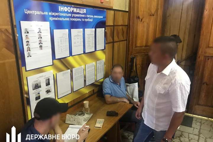 У Києві на хабарі затримали посадовців управління Мін’ю́сту